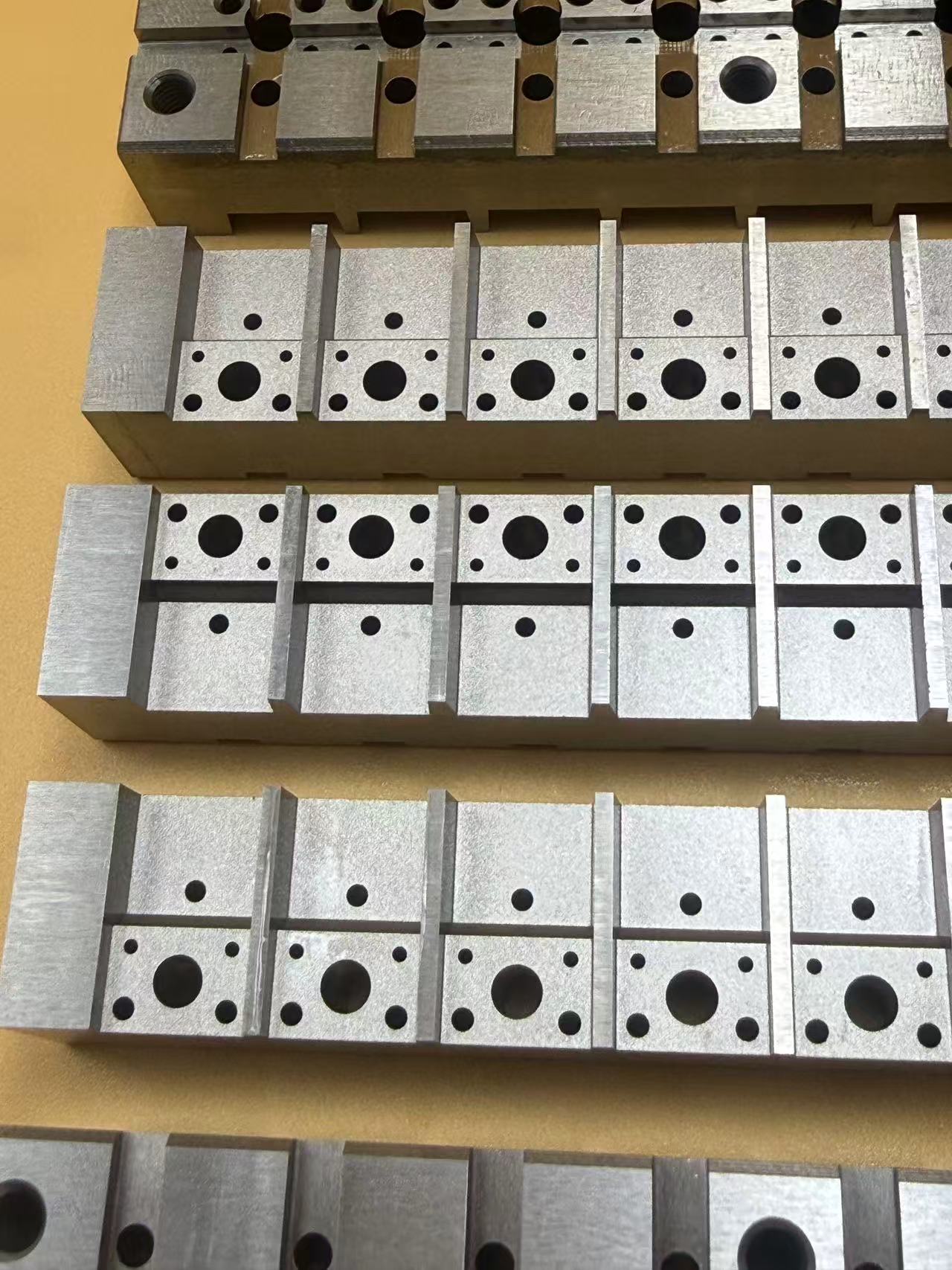 Quali sono i vantaggi della tecnologia del processo di taglio a filo di precisione nella lavorazione?