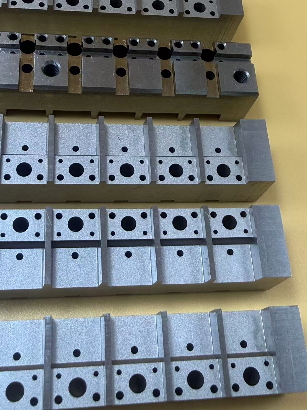 Quali sono le applicazioni della tecnologia di lavorazione con elettroerosione a filo lento negli stampi per imballaggi di semiconduttori?